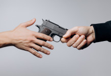 Prestito e porto illegale di un’arma: la sentenza Prestito e porto illegale di un’arma: passaggio di pistola