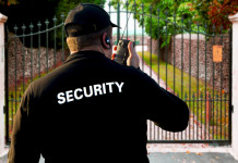 Revoca del porto d’armi a guardia giurata: la sentenza del Tar Revoca del porto d’armi a guardia giurata: security guard di spalle davanti al cancello di una villa