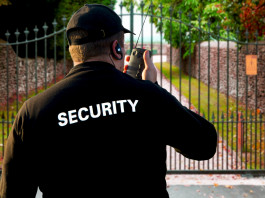 Revoca del porto d’armi a guardia giurata: la sentenza del Tar Revoca del porto d’armi a guardia giurata: security guard di spalle davanti al cancello di una villa