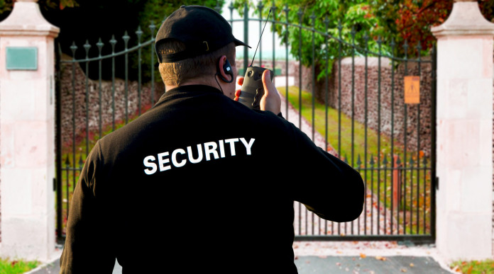 Revoca del porto d’armi a guardia giurata la sentenza del Tar Revoca del porto d’armi a guardia giurata: security guard di spalle davanti al cancello di una villa