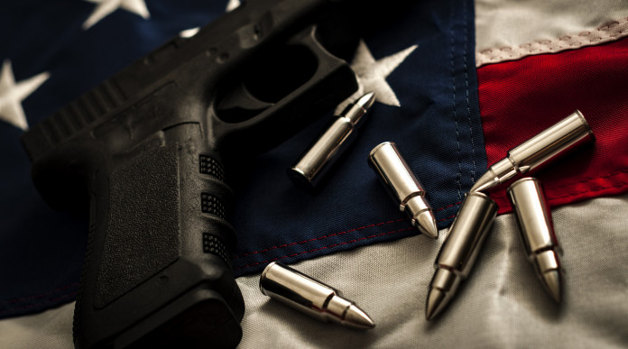 Background check in America la situazione a fine aprile Background check in America: pistola con proiettili e bandiera americana