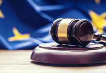Diritti dell’uomo e porto d’armi per difesa: la sentenza del Tar Diritti dell’uomo e porto d’armi per difesa: martello del giudice con bandiera unione europea