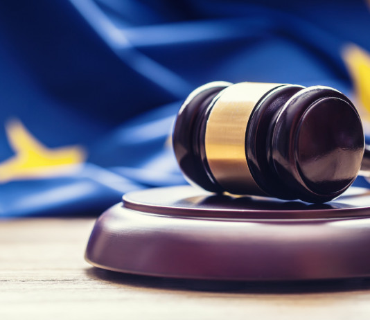 Diritti dell’uomo e porto d’armi per difesa: la sentenza del Tar Diritti dell’uomo e porto d’armi per difesa: martello del giudice con bandiera unione europea