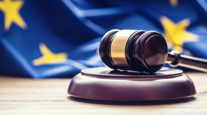 Diritti dell’uomo e porto d’armi per difesa la sentenza del Tar Diritti dell’uomo e porto d’armi per difesa: martello del giudice con bandiera unione europea