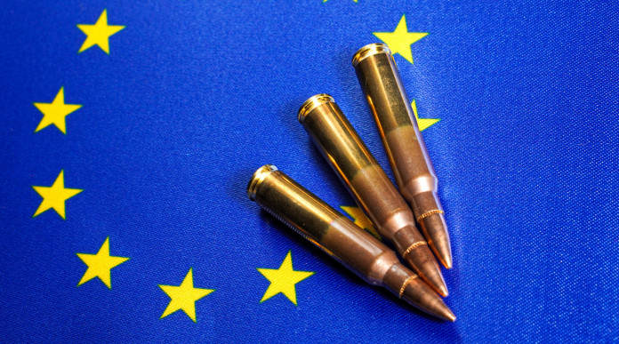 Giovedì voto per finanziare la produzione di munizioni in Europa Giovedì voto per finanziare la produzione di munizioni in Europa: munizioni con bandiera unione europea