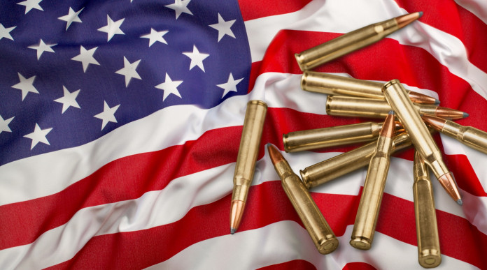 Vendita di armi in America la situazione a metà maggio 2023 Vendita di armi in America: munizioni su bandiera americana