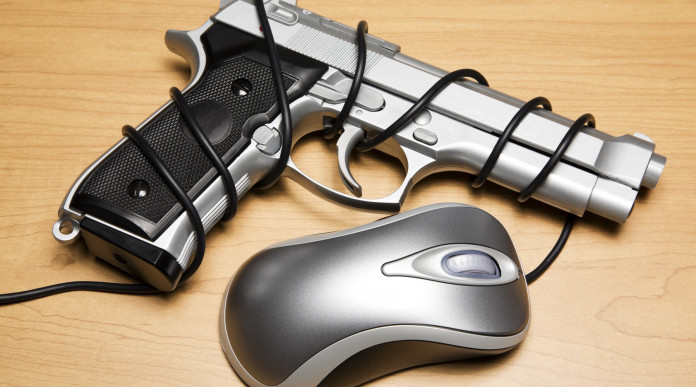Anagrafe digitale dei possessori di armi, interrogazione al Senato Anagrafe digitale dei possessori di armi, interrogazione al Senato: pistola avvolta in filo del mouse