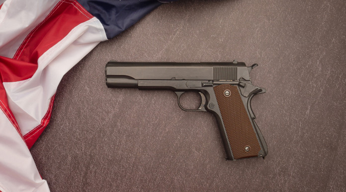 Mercato delle armi in America la situazione a metà giugno Mercato delle armi in America: pistola circondata da bandiera americana