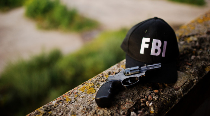 Quanti background check richiesti in America da inizio 2023 Quanti background check richiesti in America da inizio 2023: revolver e cappello Fbi