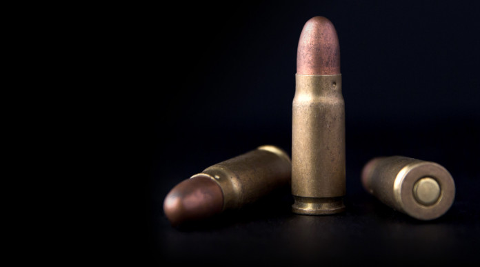 Detenzione di munizioni in sovrannumero: la sentenza Detenzione di munizioni in sovrannumero: tre proiettili da pistola su sfondo nero