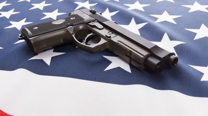 Mercato delle armi in America la situazione all’inizio del secondo semestre 2023. Mercato delle armi in America: pistola su bandiera americana