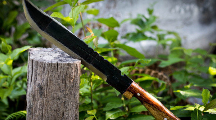 Porto di strumenti atti a offendere: la sentenza della Corte costituzionale Porto di strumenti atti a offendere: la sentenza della Corte costituzionale: lungo coltello, come machete, su ceppo di legno