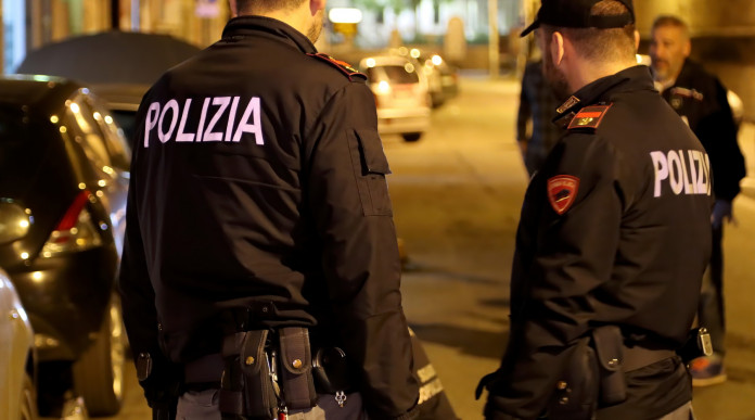 Quanti omicidi in Italia nel 2023? Quanti omicidi in Italia nel 2023? due agenti di polizia italiani