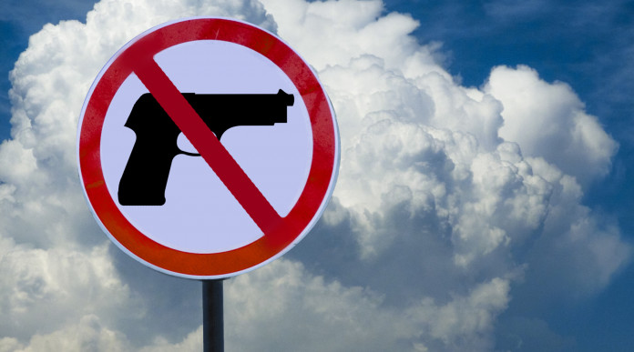 Quanto dura la preclusione alla detenzione di armi? Quanto dura la preclusione alla detenzione di armi: cartello con segnale di pistola vietata, davanti a cielo con nuvole