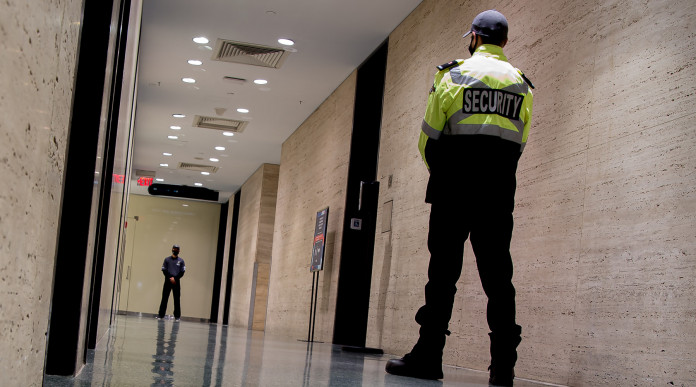 Assiv: “Improrogabile l’intervento del governo sulla vigilanza privata” Assiv: “Improrogabile l’intervento del governo sulla vigilanza privata”: guardia giurata di spalle
