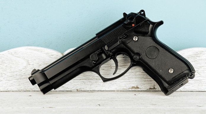 Omessa denuncia di trasferimento di un’arma rottamata: la sentenza Omessa denuncia di trasferimento di un’arma rottamata: pistola appoggiata sulla canna