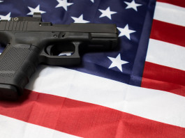 Quanti background check in America a fine luglio 2023? Quanti background check in America a fine luglio 2023: pistola su bandiera americana