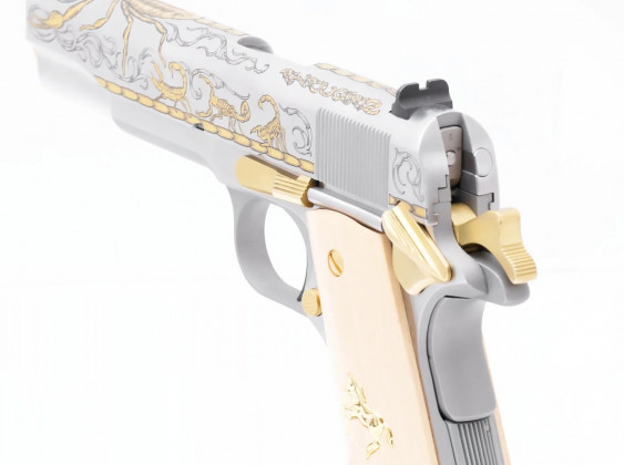 da dietro, pistola custom Sk Guns Untamed Alacr&aacute;n