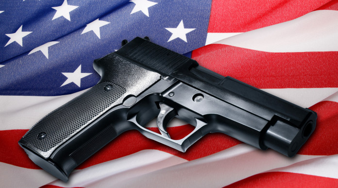 Quanti background check in America a due terzi del 2023? Quanti background check in America a due terzi del 2023: pistola su bandiera americana
