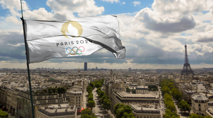 Quanti italiani sono già qualificati a Parigi 2024? Quanti italiani sono già qualificati a Parigi 2024? Parigi con Torre Eiffel e bandiera Giochi olimpici