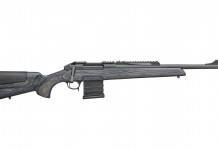 Cosa s’intende per scout rifle? La nuova generazione della Sabatti Rover: nella versione Scout sfoggia una bella e leggera calciatura in legno laminato grigia e il prolungamento della Picatinny sulla canna