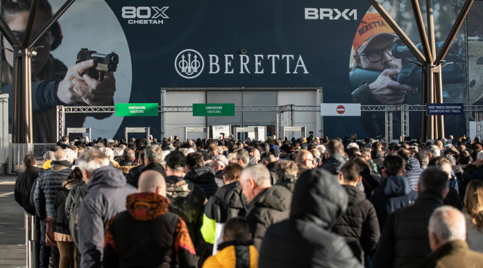 Eos Show 2024 s’avvicina Eos Show 2024 s’avvicina: ingresso della fiera delle armi di Verona, con striscione dello sponsor Beretta