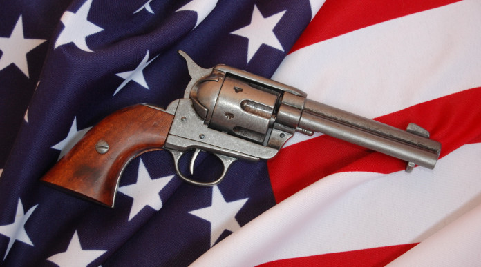 Mercato delle armi in America: la situazione a inizio ottobre Mercato delle armi in America: revolver su bandiera americana