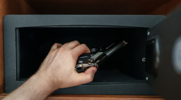 Porto d’armi ai commercianti, l’articolo del Corriere Porto d’armi ai commercianti, l’articolo del Corriere: uomo prende o mette pistola in cassaforte