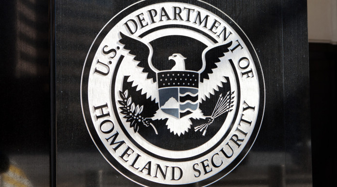 Una munizione Federal per l’Immigrazione americana Una munizione Federal per l’Immigrazione americana: logo Us Department of Homeland Security