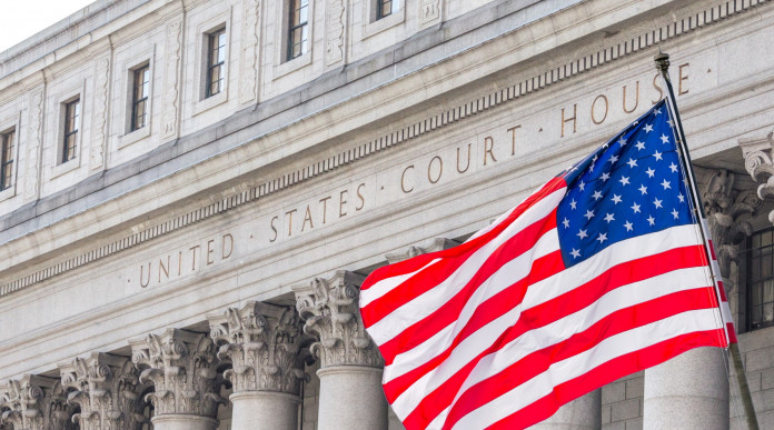Nra vince causa davanti alla Corte suprema Nra vince causa davanti alla Corte suprema: ingresso della Corte suprema con bandiera americana