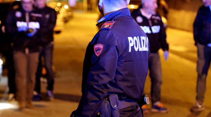 Porto d’armi non d’ordinanza agli agenti senza licenza: comincia l’iter del ddl Porto d’armi non d’ordinanza agli agenti senza licenza: comincia l’iter del ddl: agente di polizia italiano