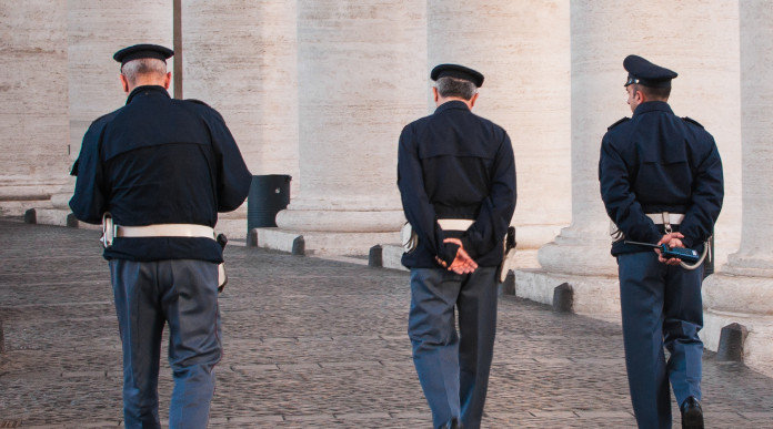Porto d’armi per difesa ai poliziotti in quiescenza: la sentenza Porto d’armi per difesa ai poliziotti in quiescenza: tre agenti di spalle