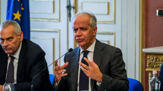 Porto d’armi senza licenza: il governo approva decreto Porto d’armi senza licenza: Matteo Piantedosi, ministro dell'Interno