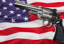 Quanti background check in America a fine 2023? Quanti background check in America a fine 2023? revolver su bandiera americana