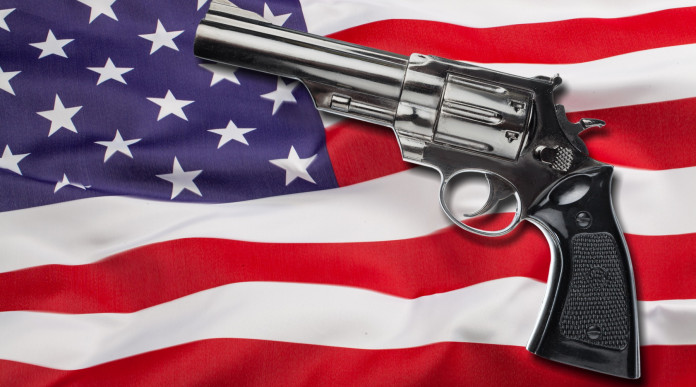 Quanti background check in America a fine 2023? Quanti background check in America a fine 2023? revolver su bandiera americana