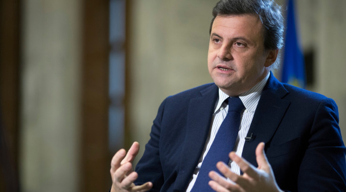 Carlo Calenda: «Ridurre le licenze di porto d’armi» Carlo Calenda: «Ridurre le licenze di porto d’armi»