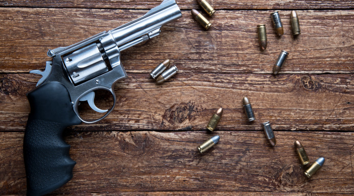 Retromarcia sul divieto di detenzione armi: la sentenza del Tar Retromarcia sul divieto di detenzione armi: la sentenza del Tar - revolver con proiettili su tavolo di legno