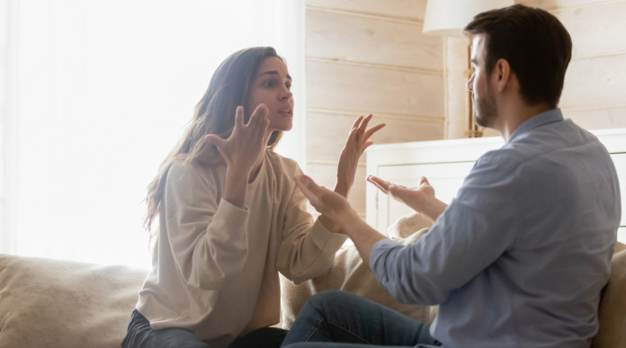 Porto d’armi e lite in famiglia: la sentenza Porto d’armi e lite in famiglia: giovane uomo e giovane donna litigano