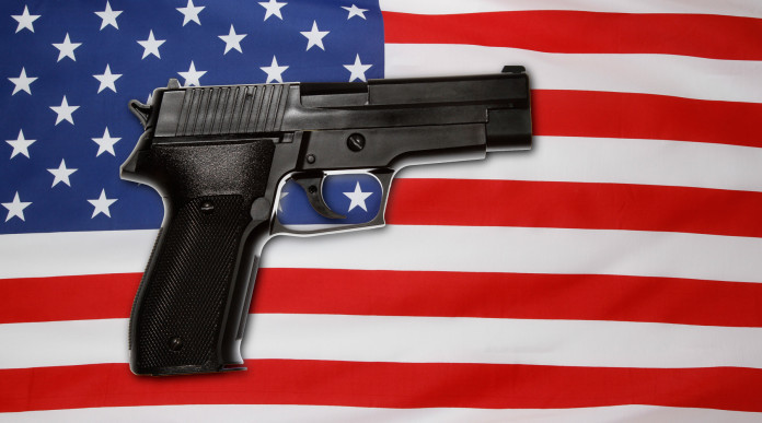 Quanti background check in America nel primo bimestre dell’anno elettorale? Quanti background check in America nel primo bimestre dell’anno elettorale? pistola davanti a bandiera americana
