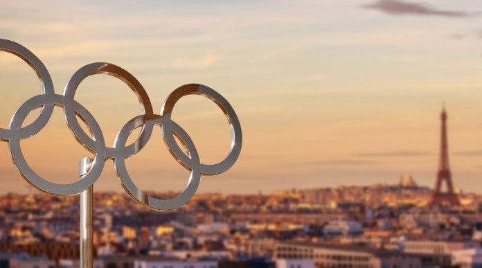 Tiro a segno e a volo a Parigi 2024: quanti italiani già qualificati? Tiro a segno e a volo a Parigi 2024: quanti italiani già qualificati? veduta di parigi, torre eiffel, con i cinque cerchi olimpici