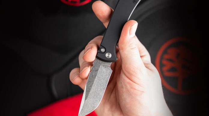 Böker Mini Redencion, coltello button-lock dal fascino oscuro Böker Mini Redencion, coltello button-lock dal fascino oscuro