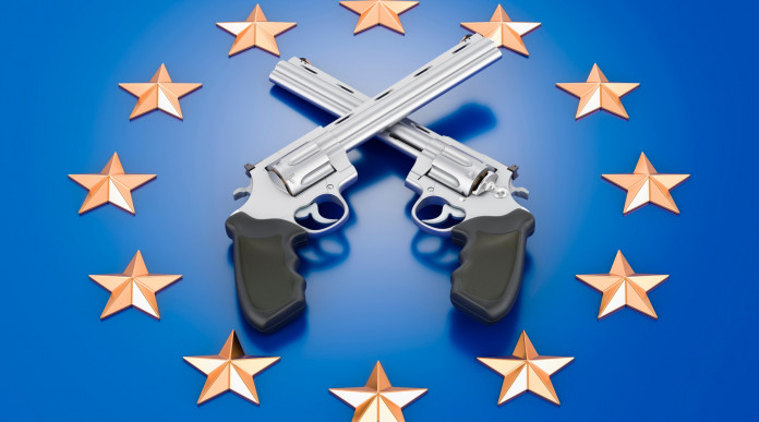 Chi ha inserito le armi nel programma per le elezioni europee 2024? Chi ha inserito le armi nel programma per le elezioni europee 2024? due revolver incrociati su bandiera dell'unione europea