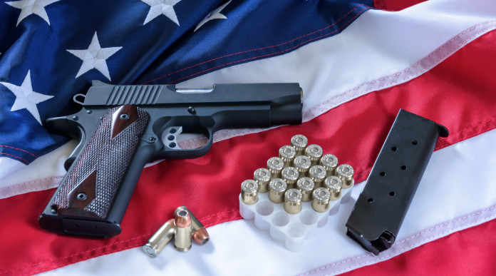 Mercato delle armi in America: la situazione a inizio maggio Mercato delle armi in America: la situazione a inizio maggio - pistola con munizioni su bandiera americana