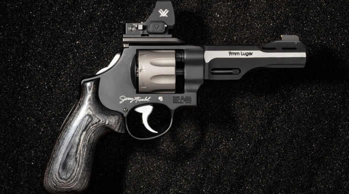 Smith & Wesson Performance Center Model 327 Wr, il revolver di Jerry Miculek in 1.880 pezzi Smith & Wesson Performance Center Model 327 Wr, il revolver di Jerry Miculek in 1.880 pezzi
