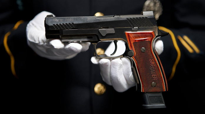 Sig Sauer P320-M17 Ceremonial, una nuova pistola da collezione Sig Sauer P320-M17 Ceremonial, una nuova pistola da collezione