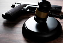 Silenzio della prefettura su richiesta di licenza porto d’armi: la sentenza del Tar Silenzio della prefettura su richiesta di licenza porto d’armi: la sentenza del Tar - pistola con martello del giudice