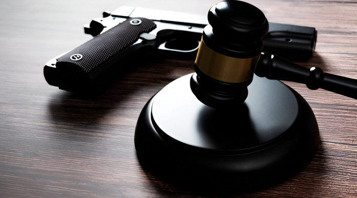 Silenzio della prefettura su richiesta di licenza porto d’armi: la sentenza del Tar Silenzio della prefettura su richiesta di licenza porto d’armi: la sentenza del Tar - pistola con martello del giudice