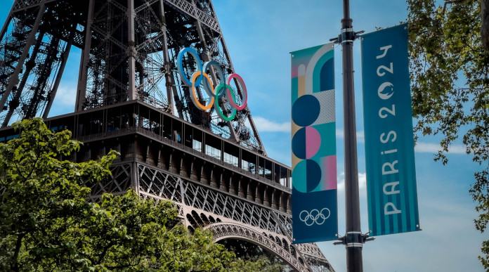 Parigi 2024: il calendario delle finali delle specialità olimpiche di tiro Parigi 2024: il calendario delle finali delle specialità olimpiche di tiro - torre eiffel con cerchi olimpici