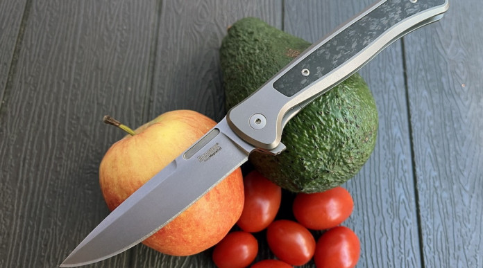 Coltelli n° 121 è in edicola e online! Coltelli n° 121 è in edicola e online! coltello con mela, avocado e sei pomodori