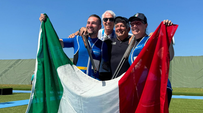 Record di medaglie per Beretta a Parigi 2024 Record di medaglie per Beretta a Parigi 2024: Da sinistra Gabriele Rossetti, il presidente del Coni Giovanni Malagò, il dt Andrea Benelli e Diana Bacosi dopo la vittoria della medaglia d'oro nello skeet mixed team